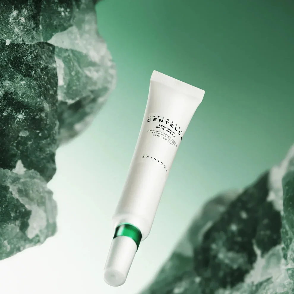 Crema Localizada Tea-Trica Madagascar Centella 20ml de Skin1004, calma y reduce imperfecciones en zonas específicas con centella asiática y extractos naturales