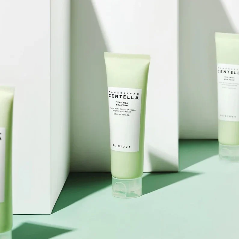 Espuma Limpiadora Tea-Trica BHA Madagascar Centella 125ml de Skin1004, limpia profundamente y exfolia suavemente la piel con BHA y centella asiática
