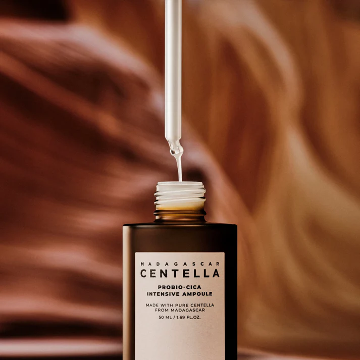 Sérum Intensivo Probio-Cica Madagascar Centella 50ml de Skin1004, calma, hidrata y refuerza la barrera de la piel con probióticos y centella asiática